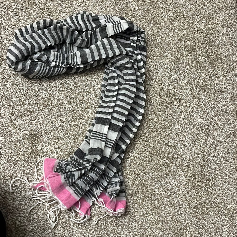 Grey and pink scarf